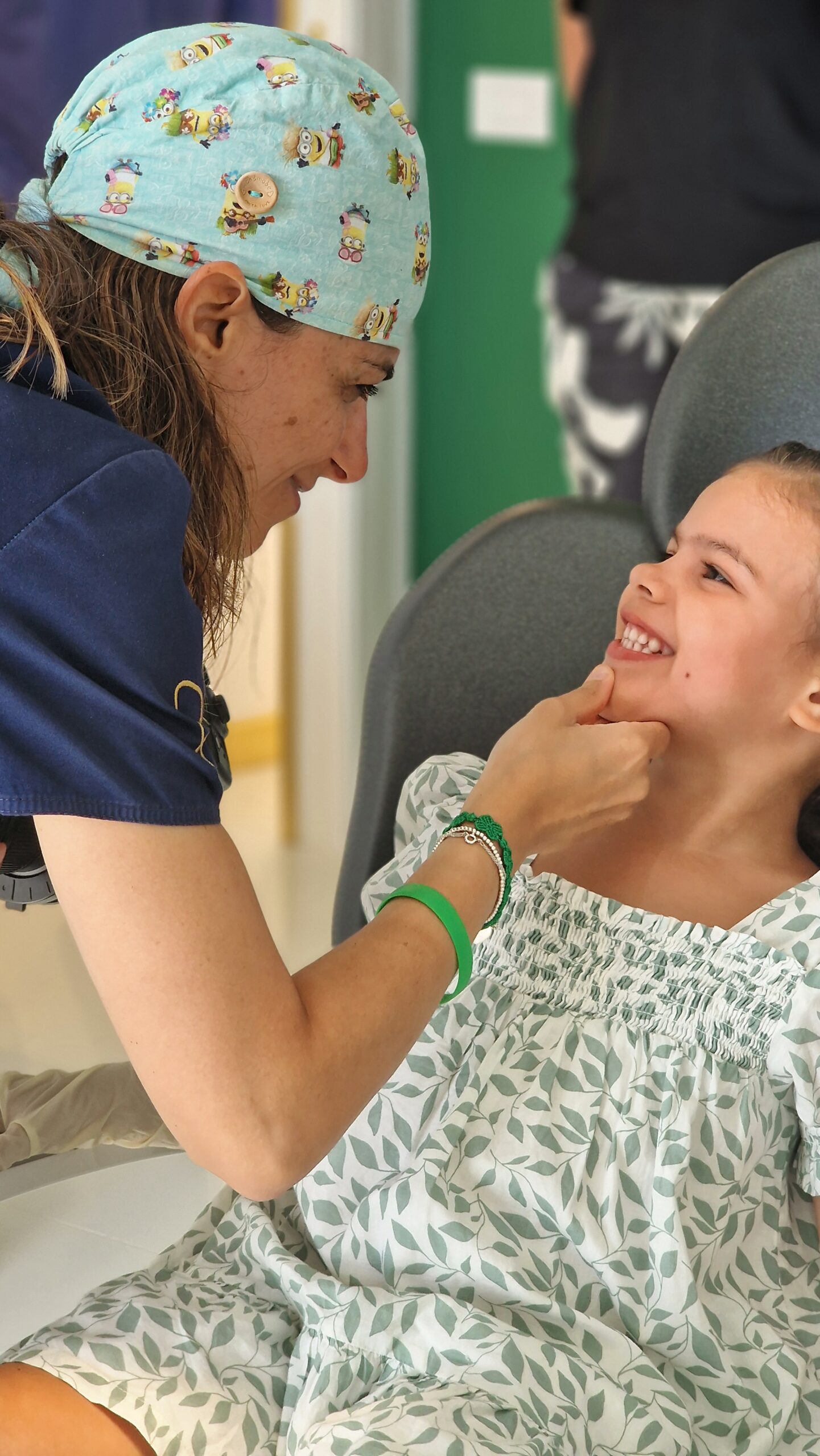 Bambina che mostra i suoi allineatori invisibili
