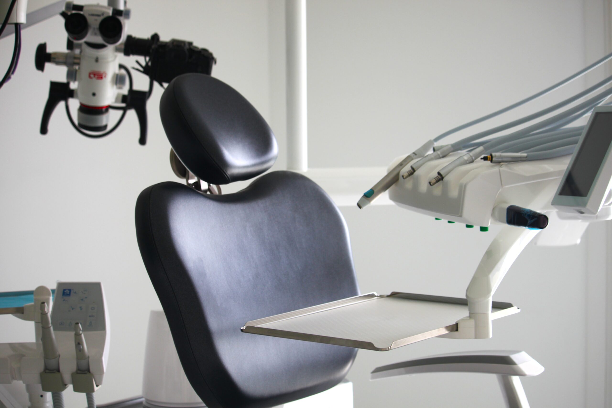 Ragazza che sorride mentre effettua una seduta dal dentista